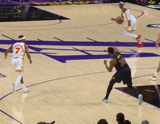 就用了3秒！斯玛特拿到篮板后场单臂甩传詹姆斯暴扣