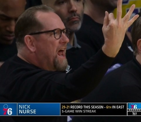 开云电脑版-还挺贪！恩比德大回环造犯规 纳斯想要三罚但前者踩进三分线了