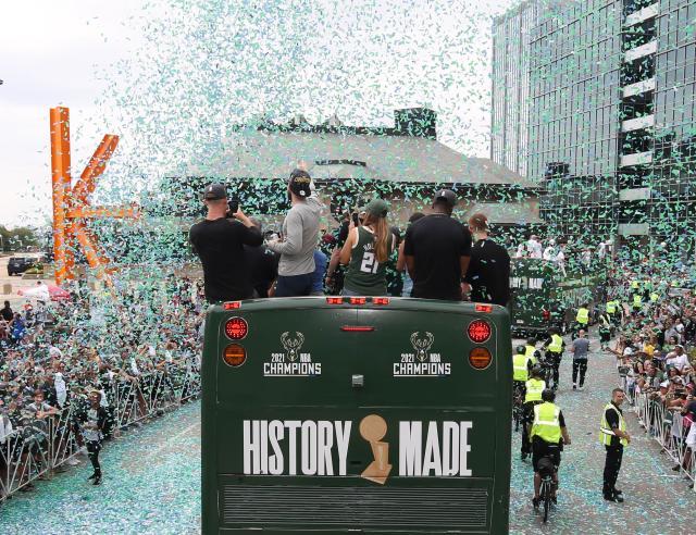 开云APP-等待了半世纪的狂欢！密尔沃基万人空巷庆雄鹿登顶